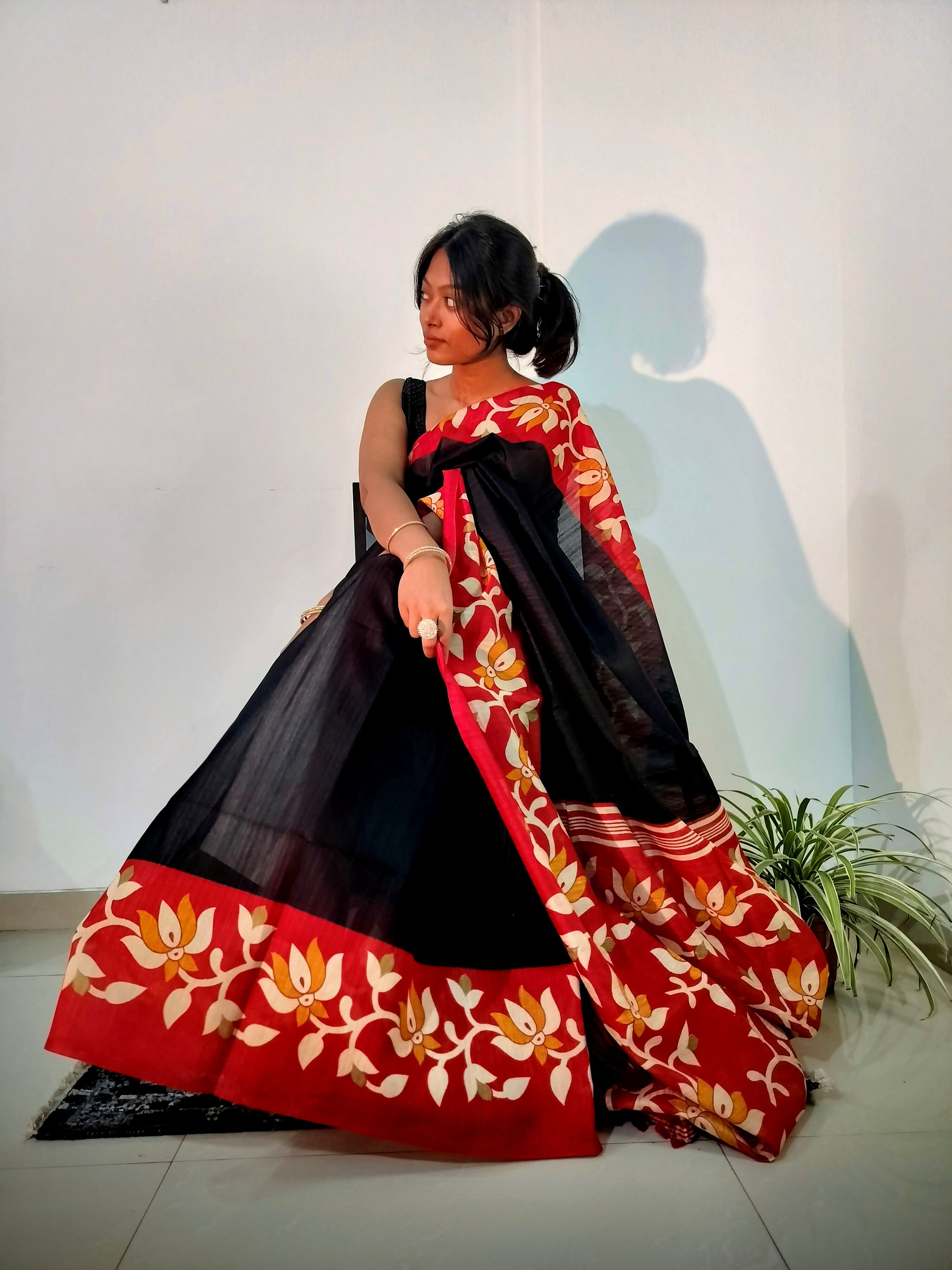 Handloom Matka: Black with red border