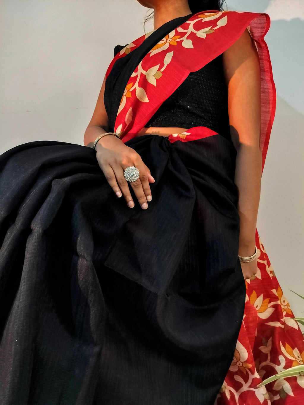 Handloom Matka: Black with red border