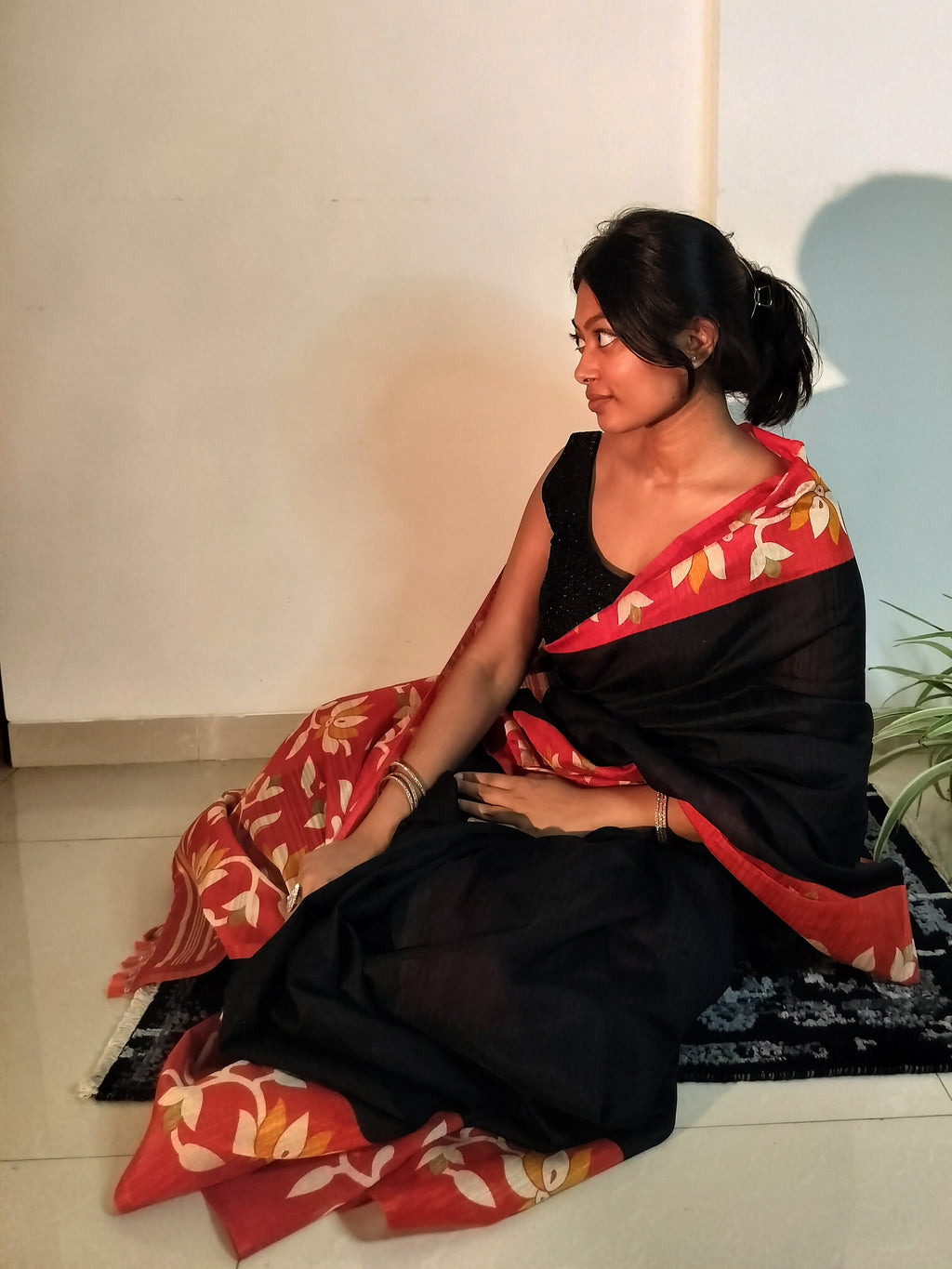 Handloom Matka: Black with red border