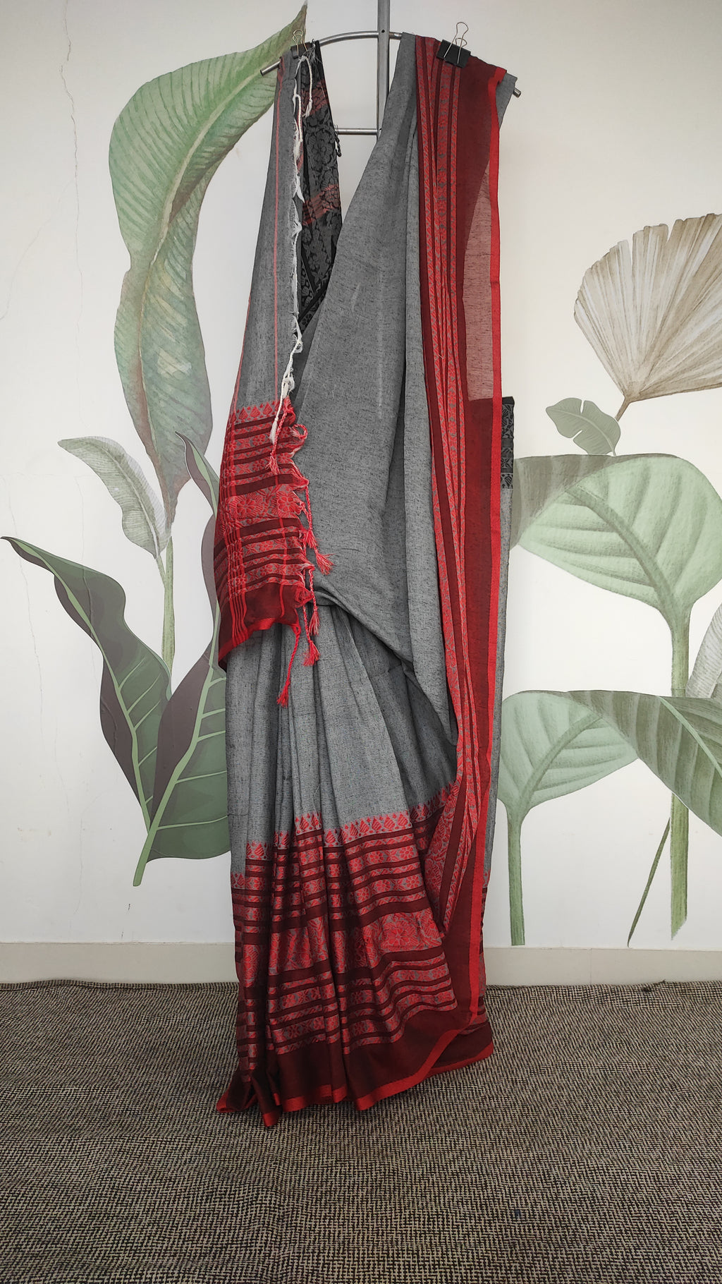 Begampuri Cotton handloom saree: Grey and red