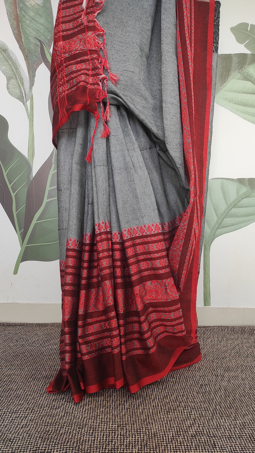 Begampuri Cotton handloom saree: Grey and red