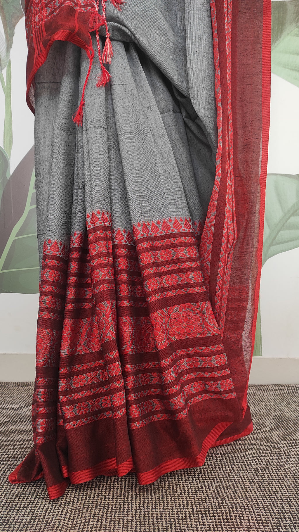 Begampuri Cotton handloom saree: Grey and red