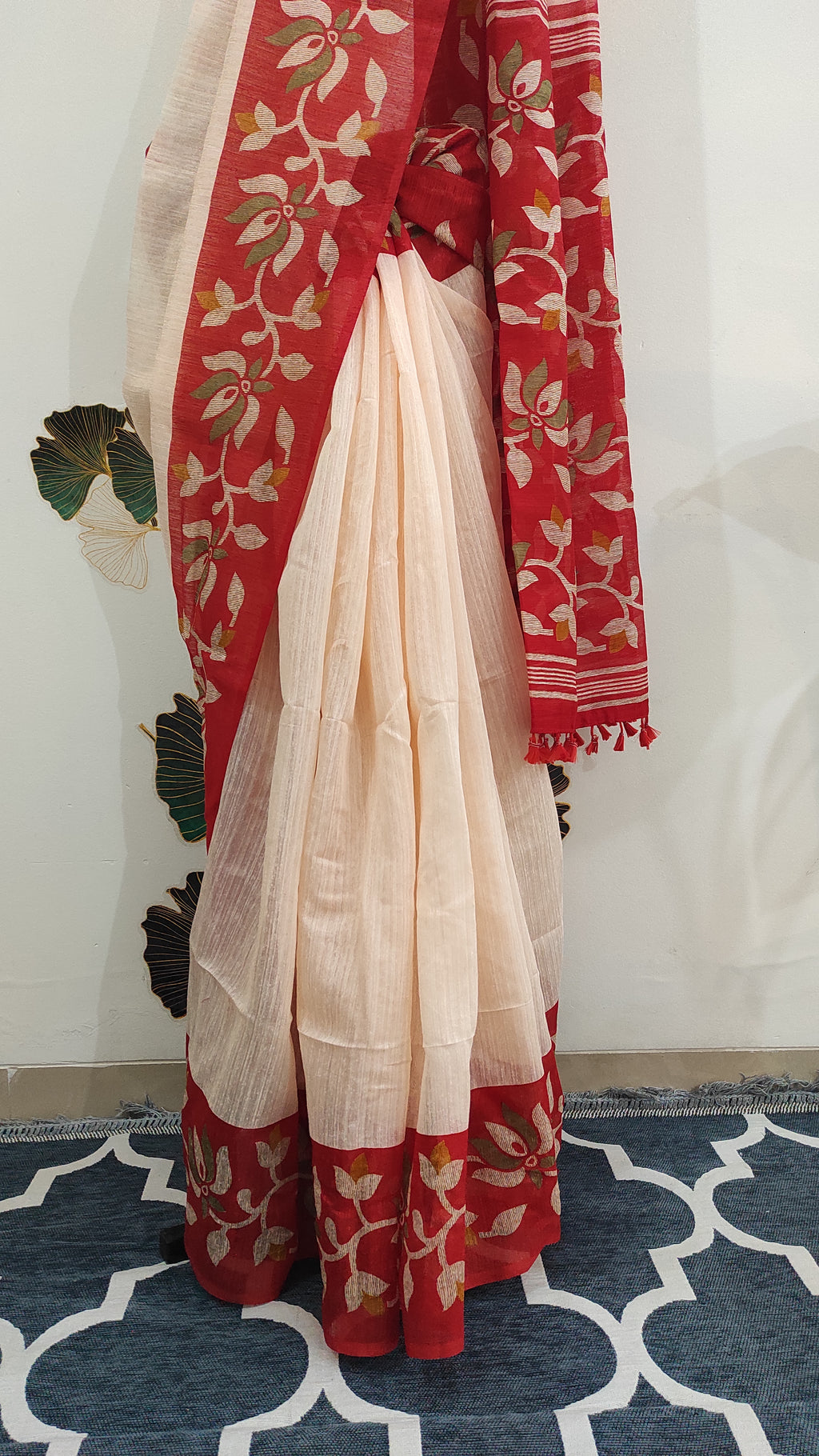 Handloom Matka: Light beige and red