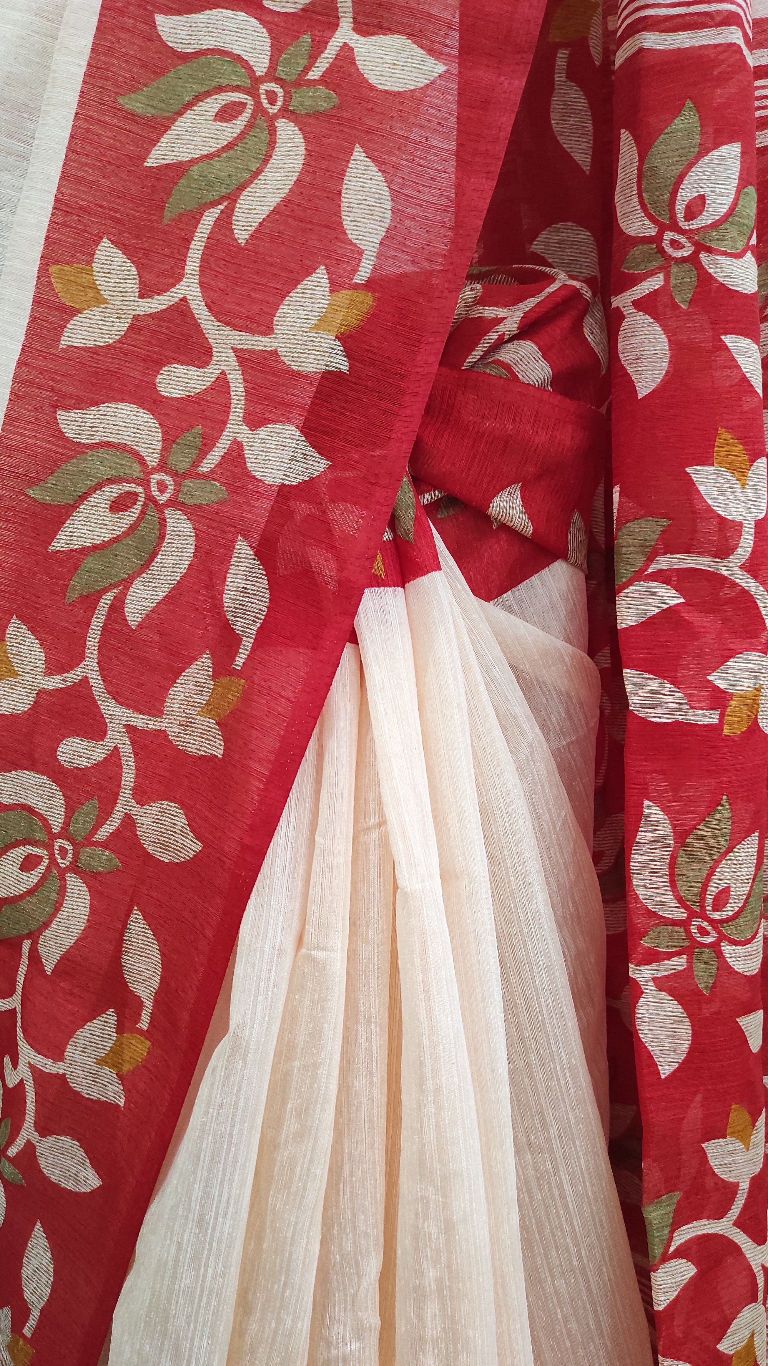 Handloom Matka: Light beige and red