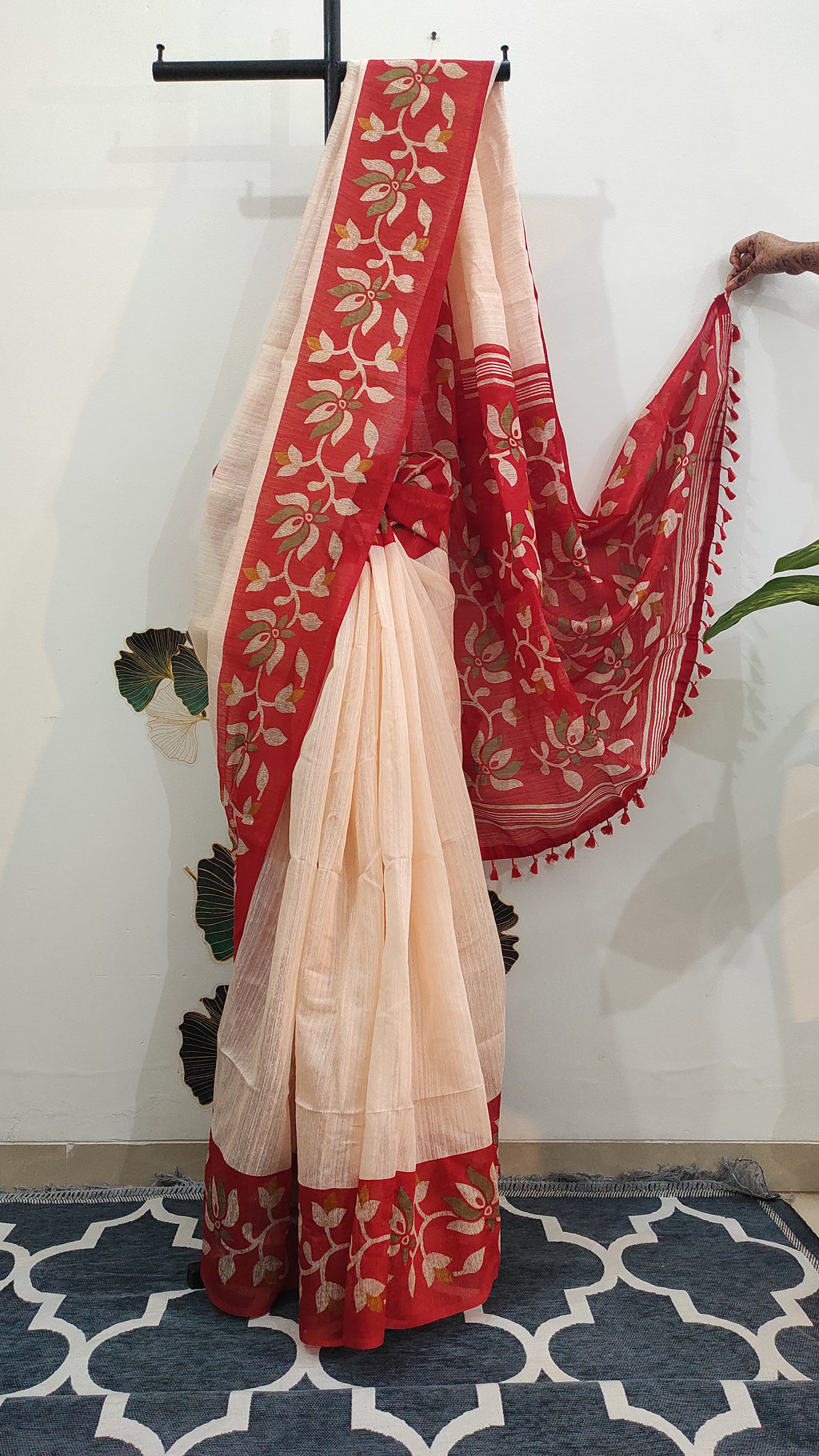 Handloom Matka: Light beige and red