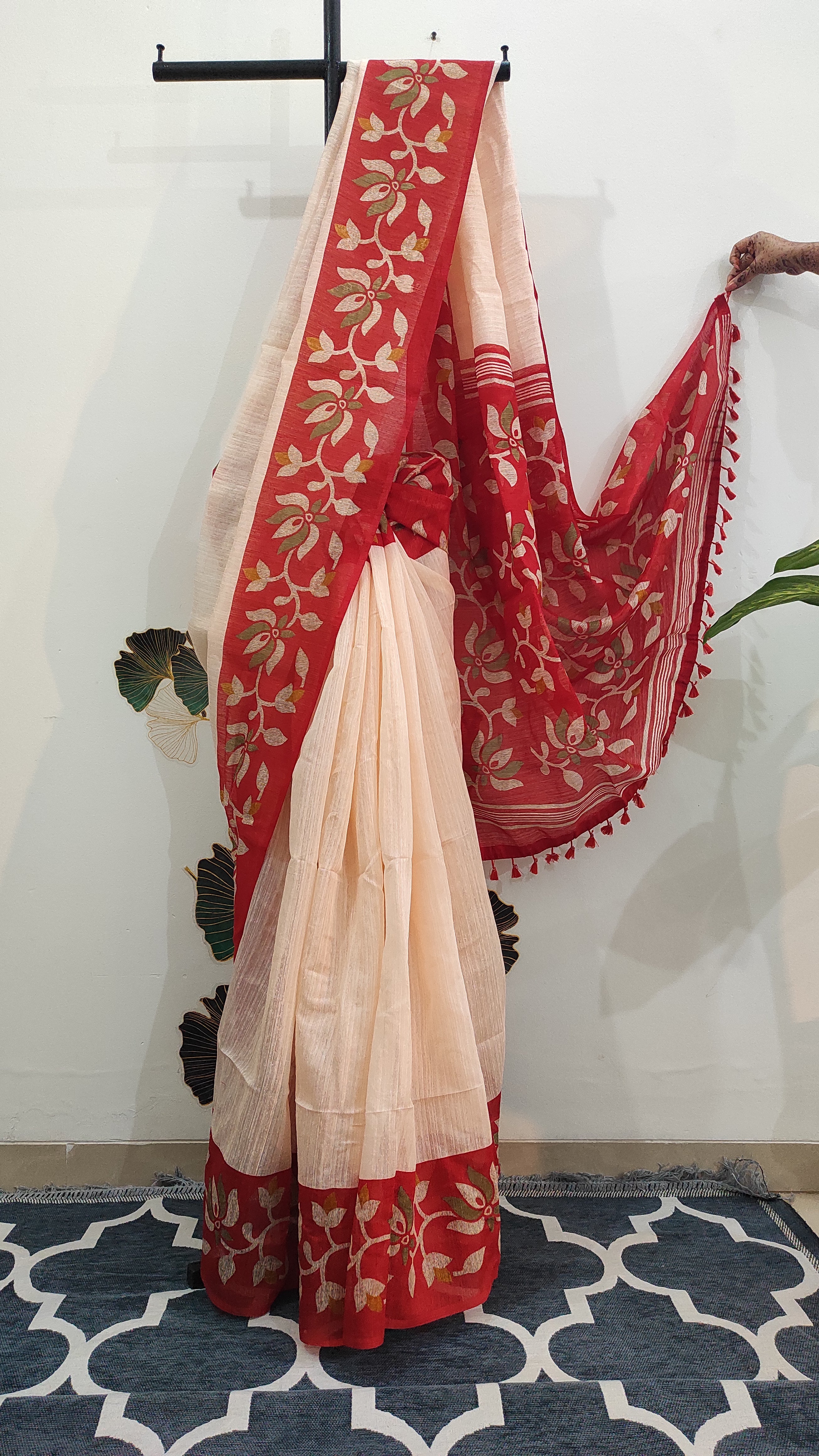 Handloom Matka: Light beige and red