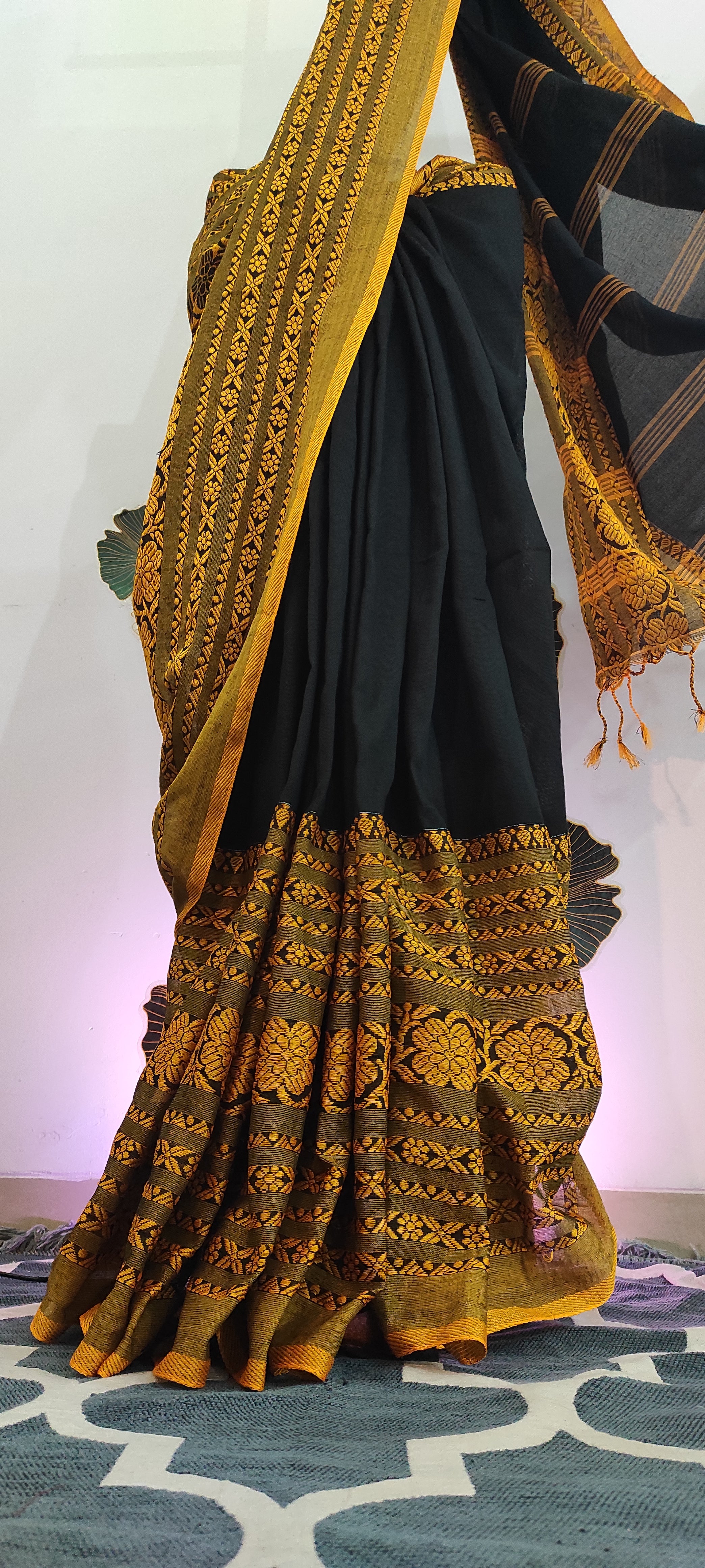 Bengampuri cotton: Black and yellow