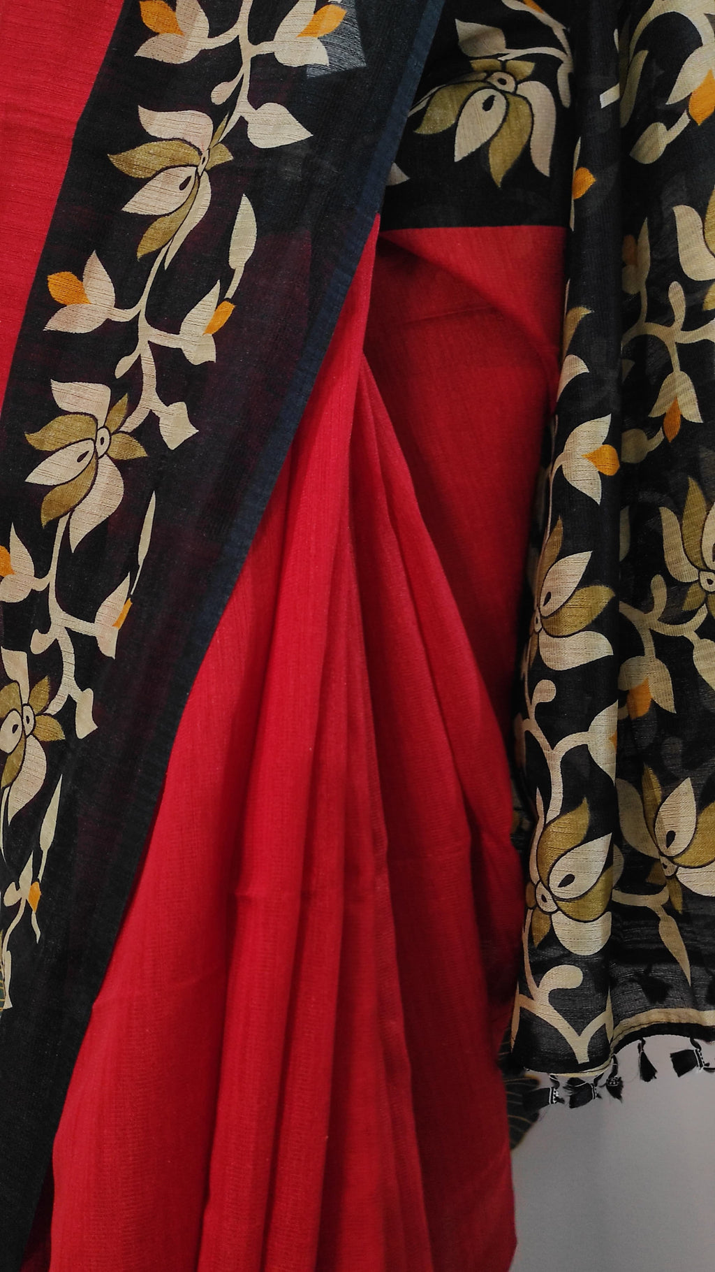 Handloom Matka: Red and Black