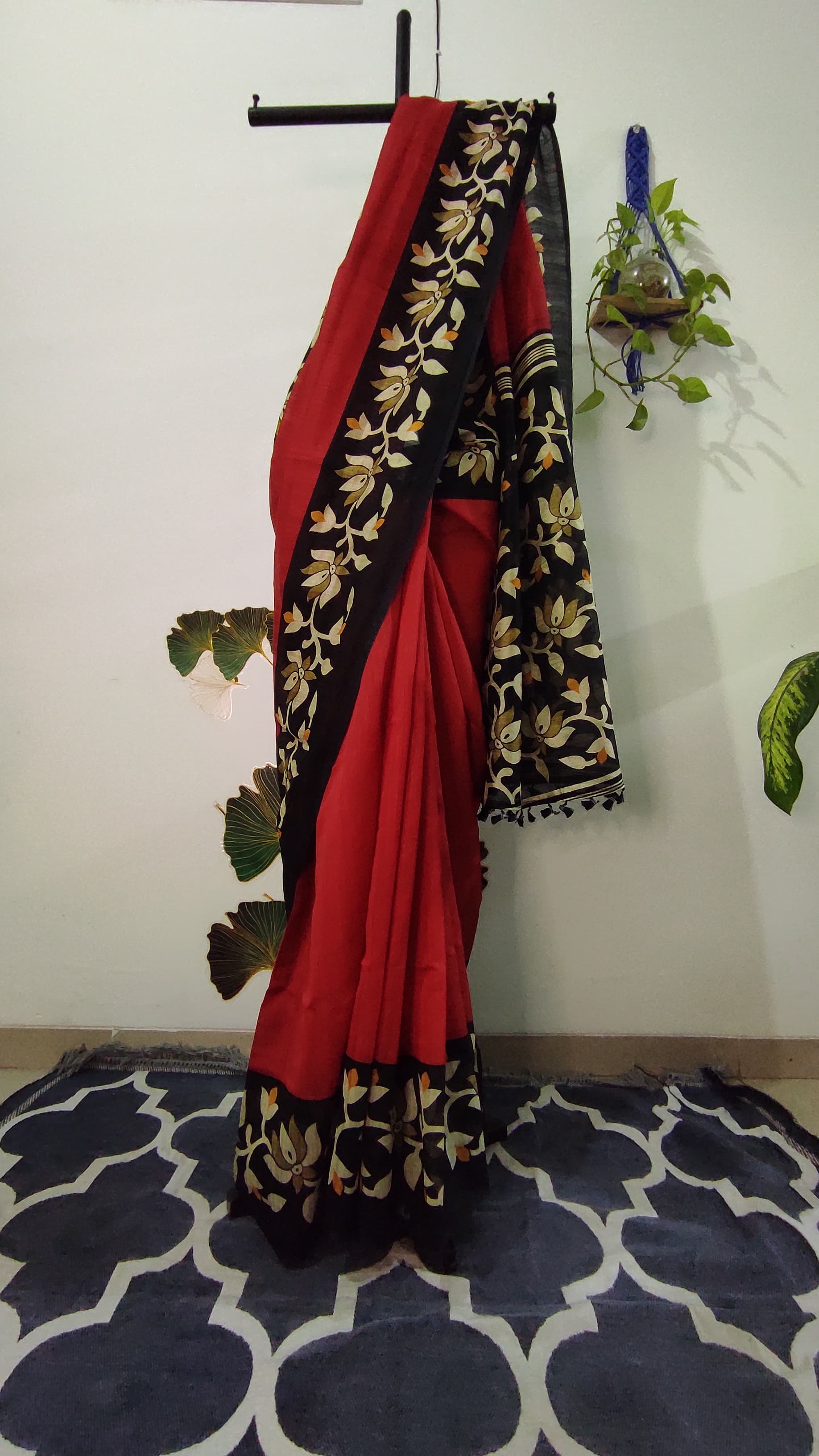Handloom Matka: Red and Black