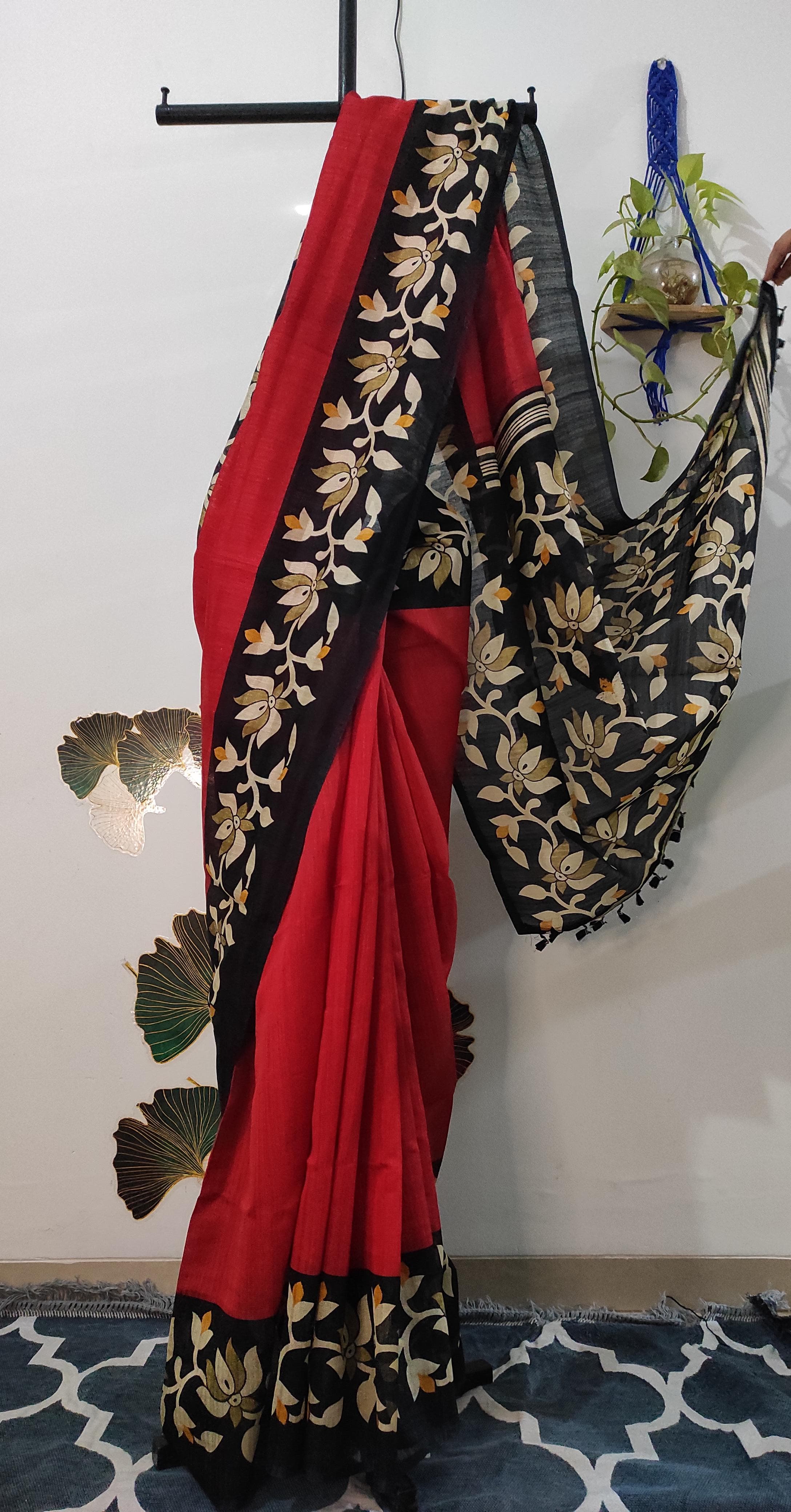 Handloom Matka: Red and Black